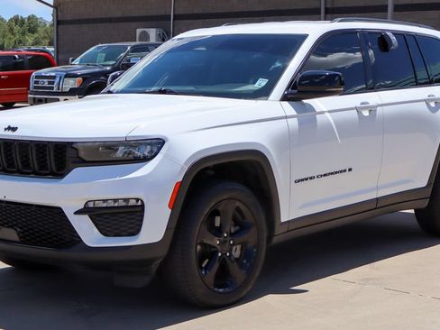 Used 2023 Jeep Grand Cherokee Limited w/ Black Appearance Package AWD/4WD image 7