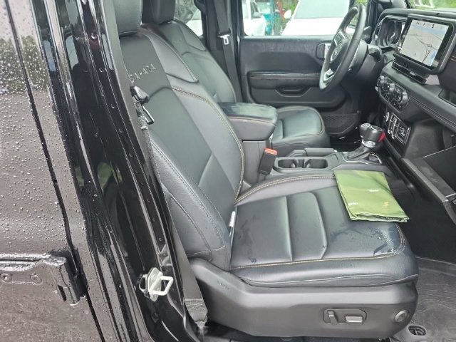 Certified 2024 Jeep Wrangler Unlimited Sahara w/ Technology Group AWD/4WD image 9