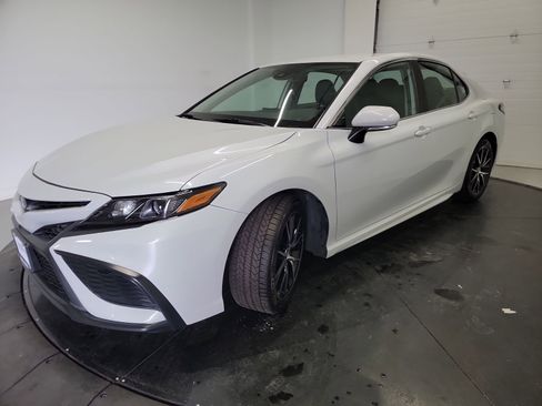 Used 2023 Toyota Camry SE FWD image 3