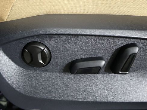 Used 2024 Volkswagen Tiguan SE image 30