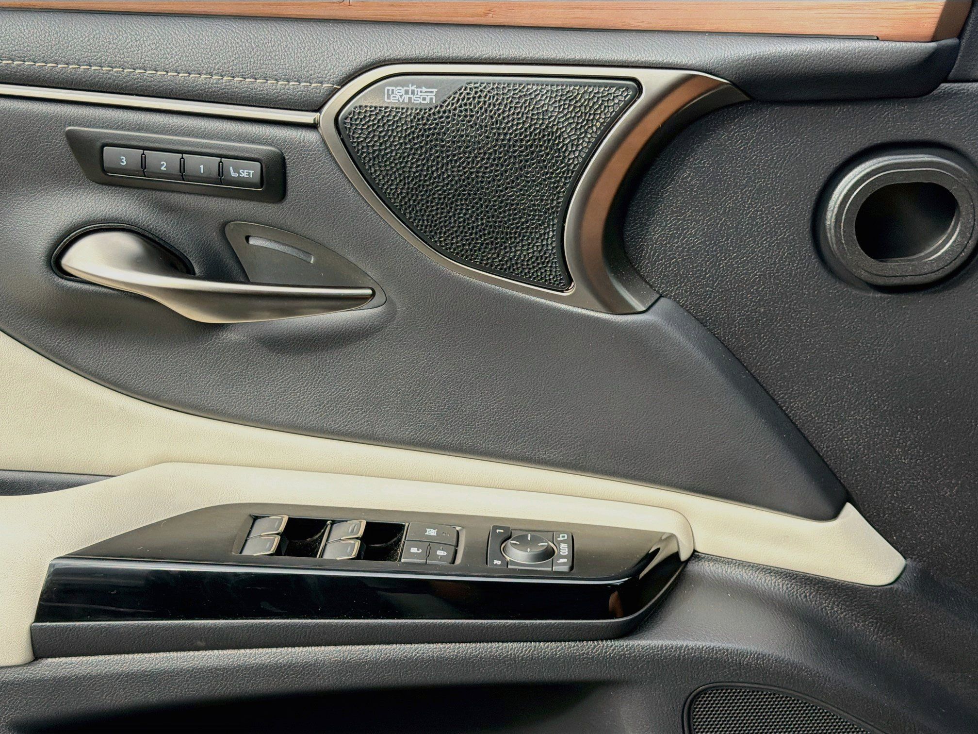 Used 2025 Lexus ES 350 w/ Luxury Package FWD image 18