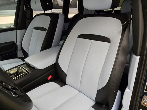 Certified 2025 Rolls-Royce Cullinan Black Badge image 32