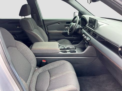 Used 2025 Honda Pilot Sport image 27