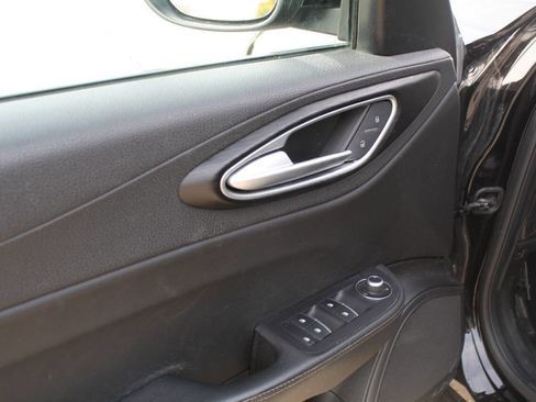 Used 2017 Alfa Romeo Giulia AWD image 9