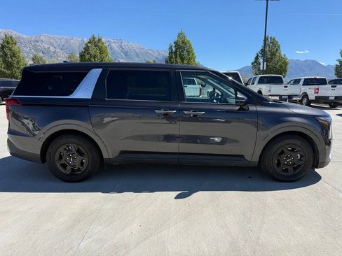 Used 2025 Kia Carnival FWD image 2
