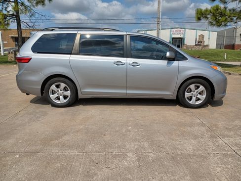Used 2017 Toyota Sienna LE image 2