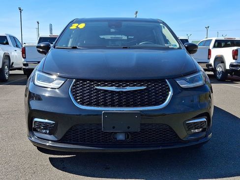 Used 2024 Chrysler Pacifica Touring-L FWD image 2