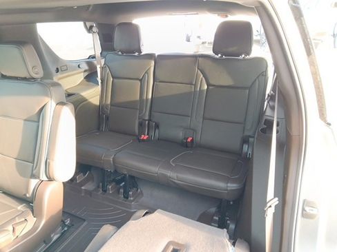 Used 2022 GMC Yukon Denali w/ Denali Premium Package image 8