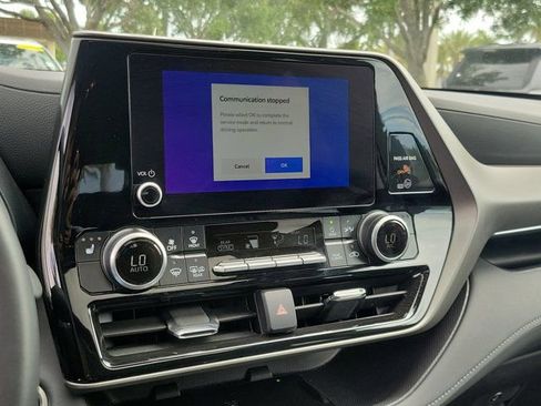 Used 2025 Toyota Highlander XLE FWD image 25