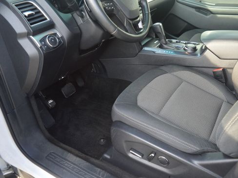Used 2017 Ford Explorer XLT image 11