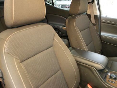 Used 2023 GMC Acadia SLE image 11