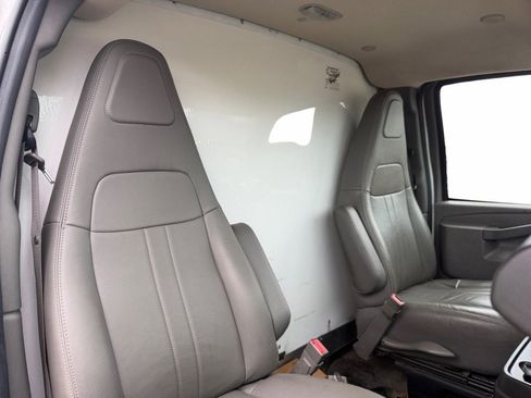 Used 2019 Chevrolet Express 3500 w/ Driver Convenience Package RWD image 12