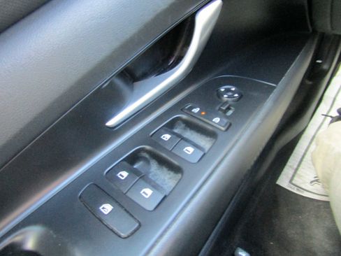 Used 2025 Hyundai Elantra Limited FWD image 19