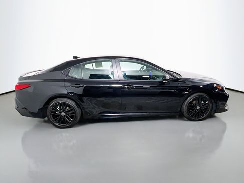 Used 2025 Toyota Camry SE image 3