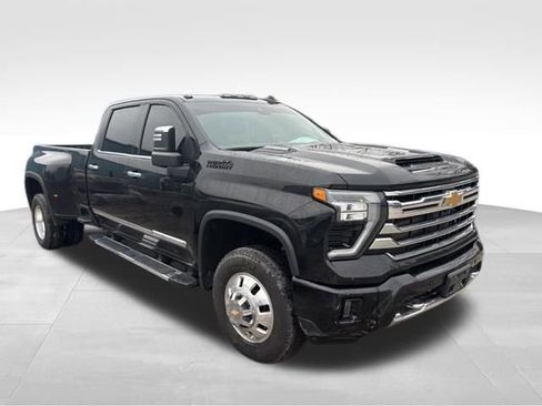 Used 2024 Chevrolet Silverado 3500 High Country w/ High Country Premium Package image 3
