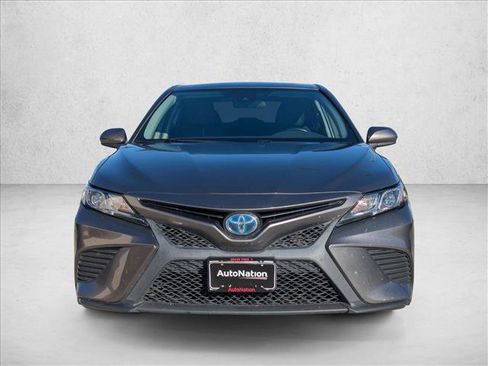 Used 2019 Toyota Camry SE image 2