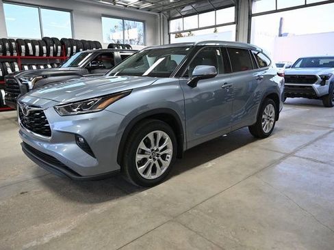 Used 2023 Toyota Highlander Limited image 8