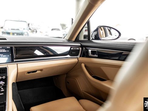 Used 2018 Porsche Panamera 4 image 36
