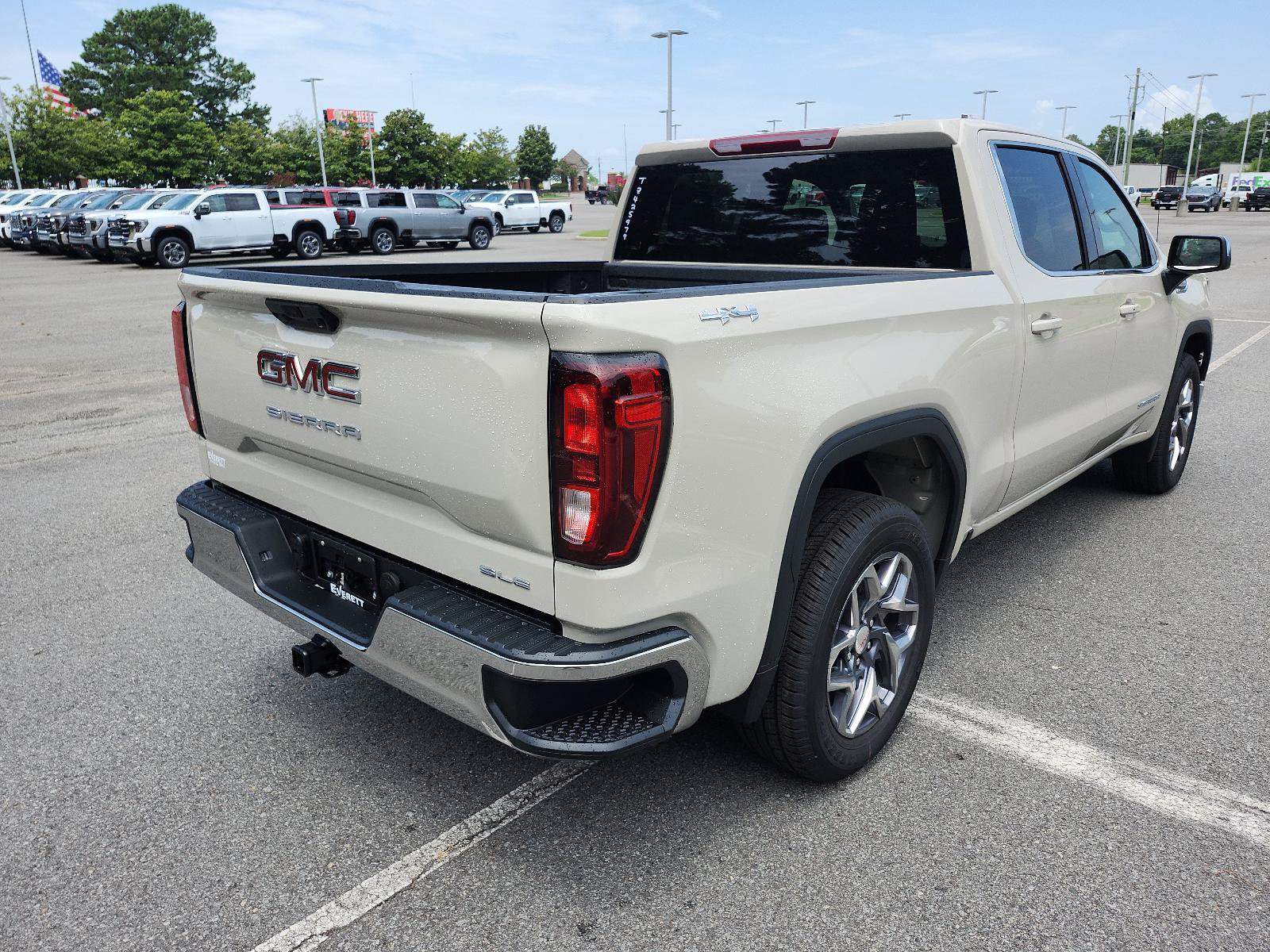 New 2026 GMC Sierra 1500 SLE AWD/4WD image 3
