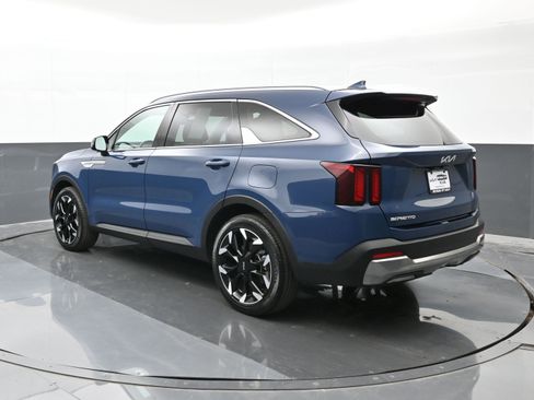 Used 2024 Kia Sorento EX w/ Panoramic Sunroof Package image 6