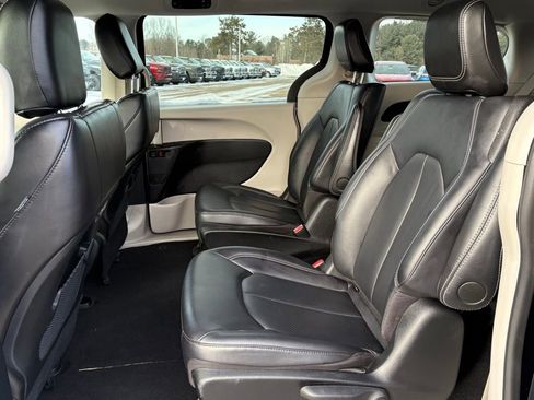 Certified 2024 Chrysler Pacifica Limited FWD image 15