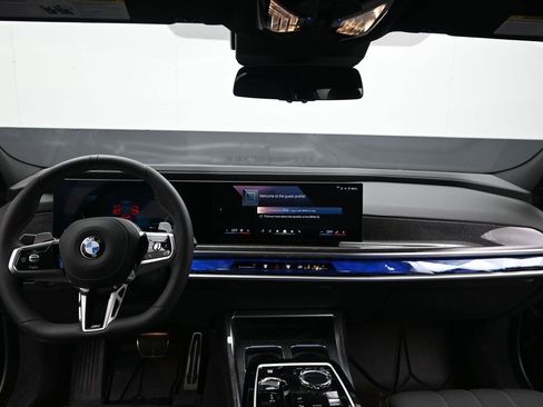 Used 2025 BMW 760i xDrive w/ Luxury Rear Seating Package AWD/4WD image 12