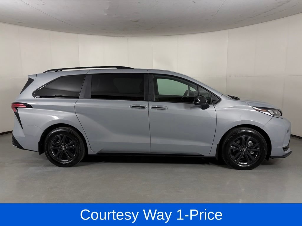 Used 2025 Toyota Sienna XSE AWD/4WD image 11