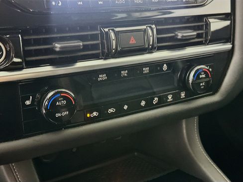 Used 2023 Nissan Pathfinder SL w/ Black Appearance Package FWD image 24