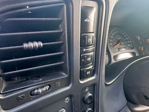 Used 2004 Chevrolet Silverado 2500 LT w/ Heavy-Duty Power Package image 28