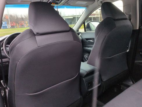 Used 2022 Toyota Venza LE image 19