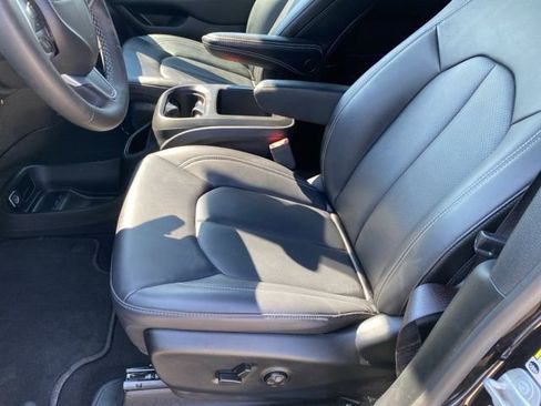 Used 2025 Chrysler Pacifica Select image 15