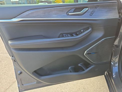 Certified 2022 Jeep Grand Cherokee Overland w/ Luxury Tech Group IV image 12