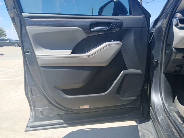 Used 2020 Toyota Highlander Platinum AWD/4WD image 19