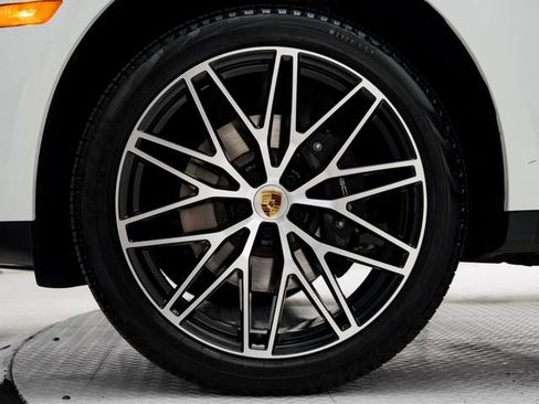 Certified 2026 Porsche Macan AWD/4WD image 32