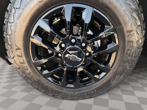 Used 2025 Chevrolet Silverado 2500 LT w/ Trail Boss Package AWD/4WD image 9