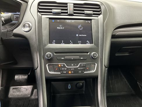 Used 2018 Ford Fusion SE w/ Equipment Group 201A FWD image 16