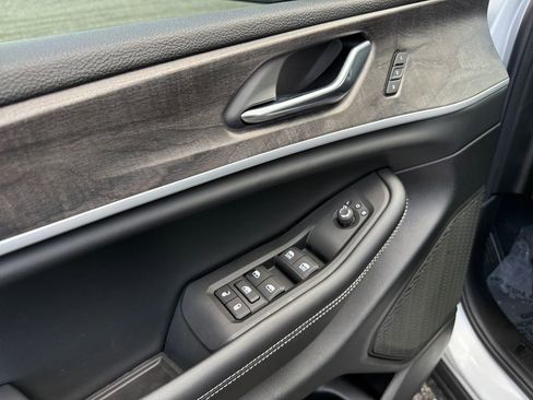 New 2025 Jeep Grand Cherokee Limited w/ Luxury Tech Group II image 12