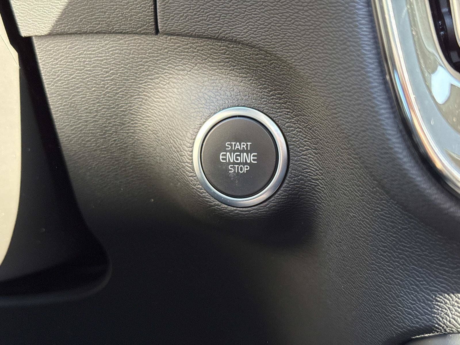 Used 2024 Volvo XC40 B5 Plus AWD/4WD image 15