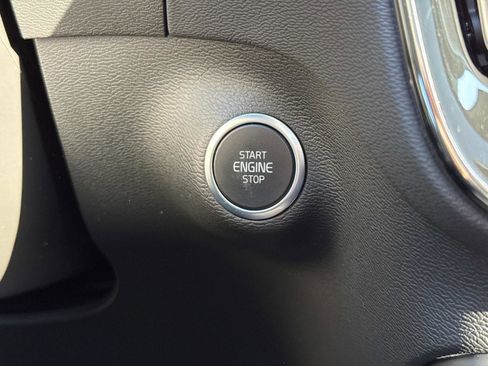 Used 2024 Volvo XC40 B5 Plus image 15