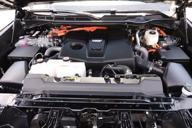 Used 2025 Toyota Sequoia Capstone AWD/4WD image 9