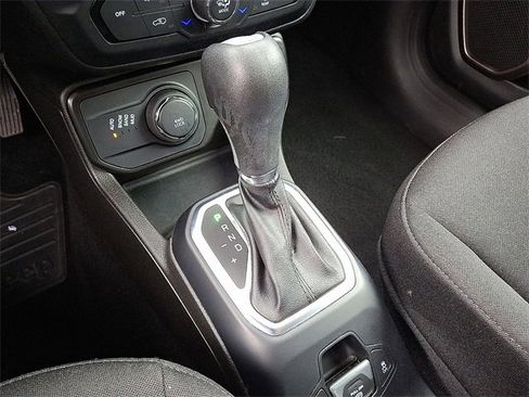 Used 2023 Jeep Renegade Latitude image 17