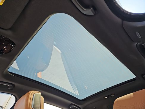 Used 2023 BMW 740i image 30