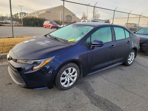 Used 2023 Toyota Corolla LE image 3