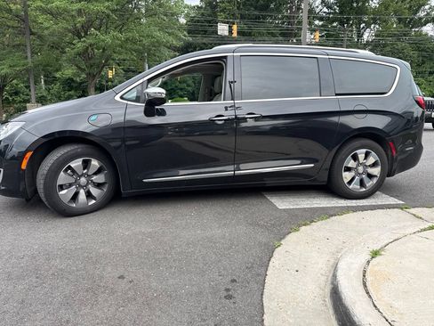 Used 2019 Chrysler Pacifica Limited w/ Advanced Safetytec Group FWD image 4
