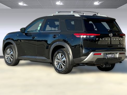 Used 2024 Nissan Pathfinder SL image 3
