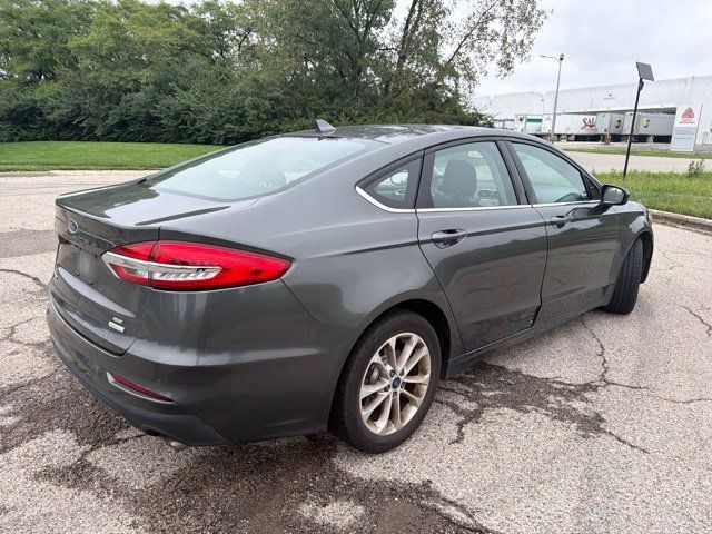 Used 2020 Ford Fusion SE FWD image 2