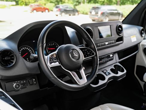Used 2022 Mercedes-Benz Sprinter 2500 image 34