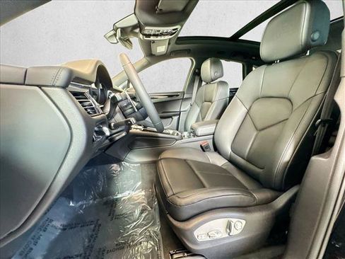 Certified 2026 Porsche Macan AWD/4WD image 5