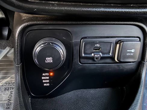 Used 2016 Jeep Renegade Latitude w/ Cold Weather Group image 26