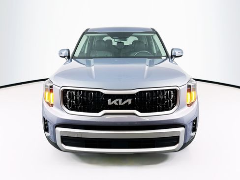 Used 2025 Kia Telluride LX FWD image 2